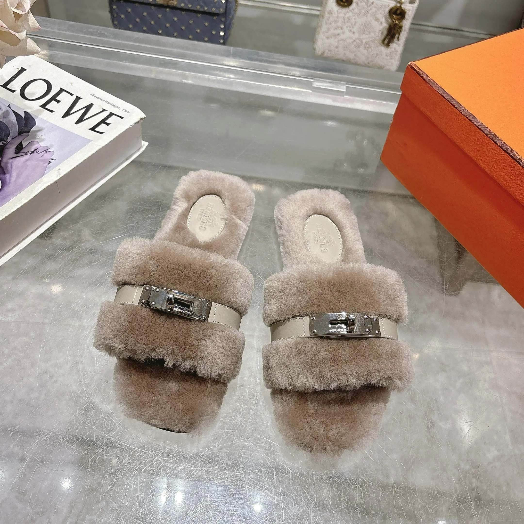👟👟Ex-factory price 500👟👟 Purchasing agent level Hermes Hermès second uncle hair slippers are in stock all year round. 2025 new and new colors official website, Xiaohongshu synchronizes the latest color matching Hermès hot models are hot online, upgraded workmanship, high quality! Fashionable small wool H-trailers, autumn and winter style flat-soled wool mop, can be customized without standard, non-refundable and non-exchangeable. Fabric: Imported lamb's roll real wool. Lining: Imported lamb's roll real wool. Outsole: Genuine leather outsole. Size: 35-43, [Note: 41, 42, 43 customized]